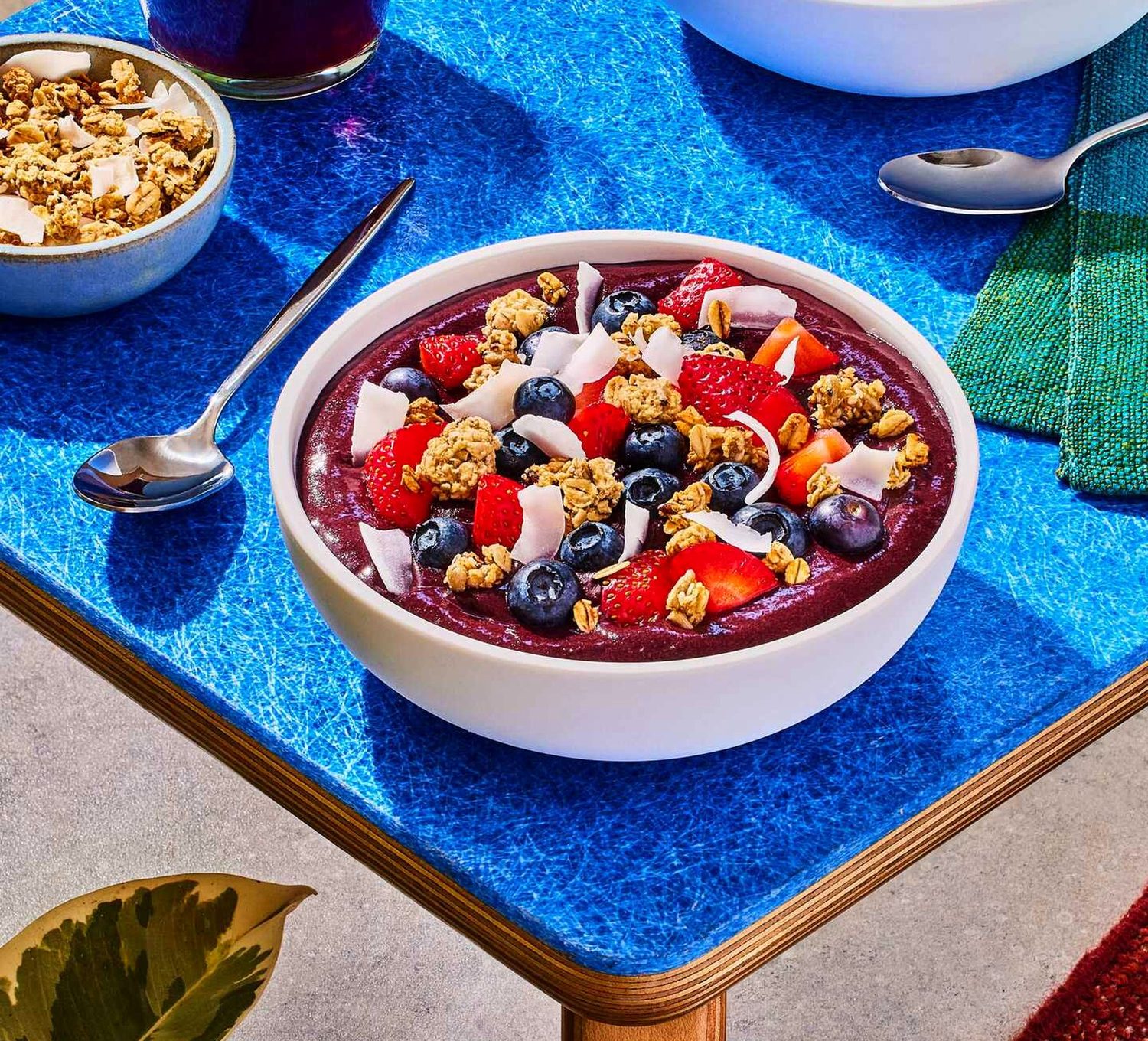 Duas tigelas de açaí montadas com frutas e granola